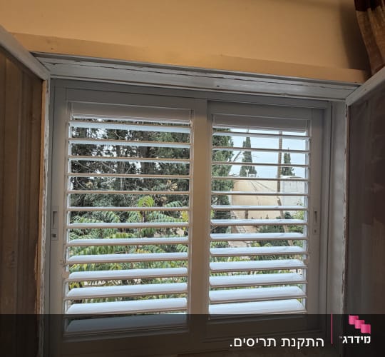 חלון עם תריס שלבים לבן נקי ושלם